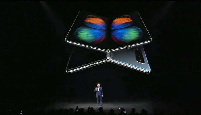 Samsung представила инновационный смартфон Galaxy Fold с полностью гибким экраном
