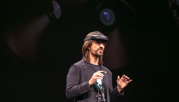 Microsoft HoloLens 2 погружение в смешанную реальность