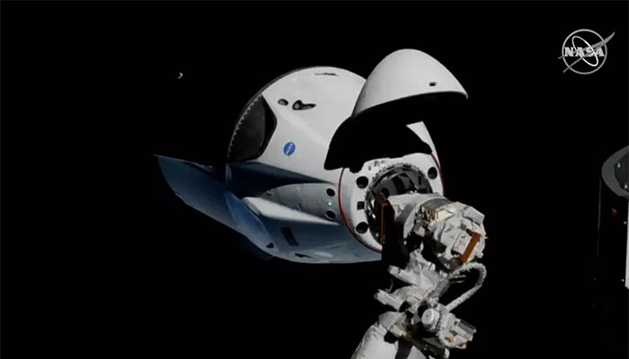 Корабль SpaceX Crew Dragon успешно состыковался с МКС